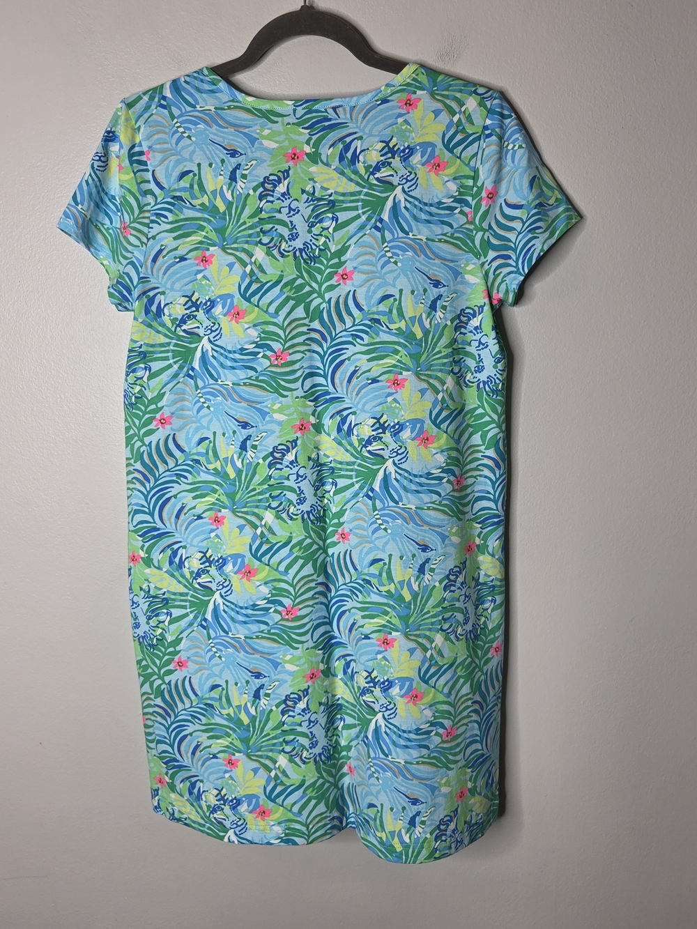 Lilly Pulitzer Etta Short Sleeve V-neck Tshirt Tropical Blue & Green Print - Picture 6 of 8